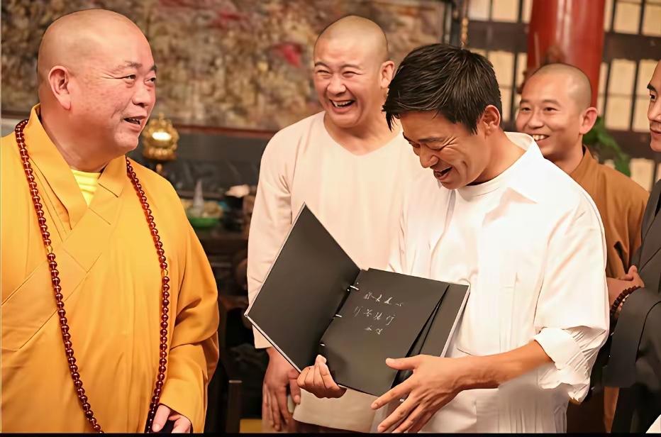 看到一张照片这是王宝强功成名就之后回到少林寺与师傅释永信和众师兄弟们一起叙旧
