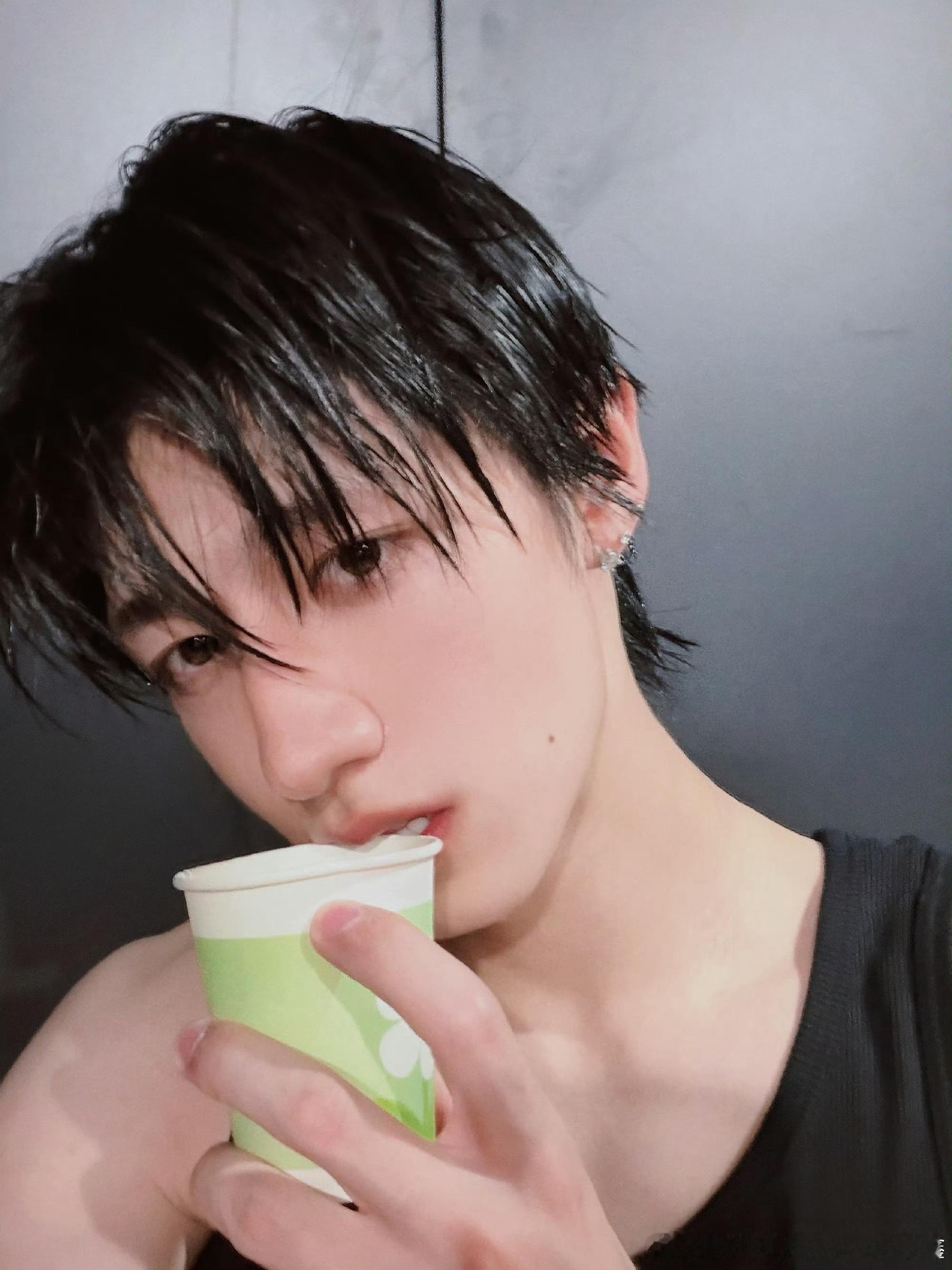 朱志鑫💛朱志鑫鑫光闪耀热爱不藏💙和朱志鑫共赴黄海之约希望你的人生蕴含一切光