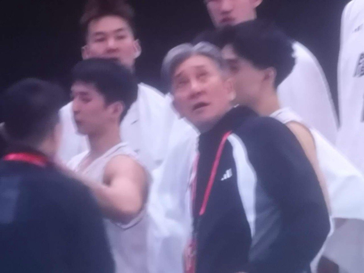 真是一世英名毁于一旦，巩晓斌失算了，完全应该是轻轻松松拿下来的比赛，结果上半场让