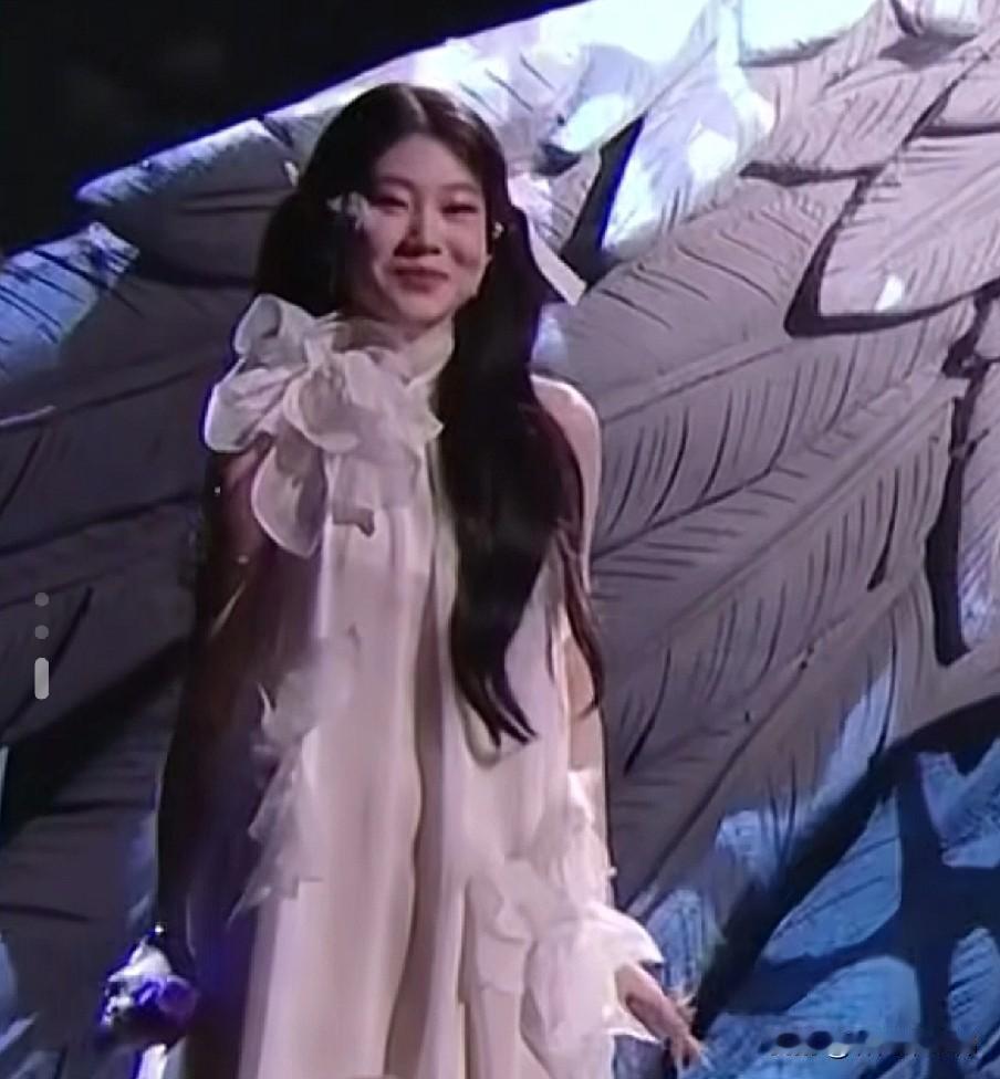 沈佳润，尖细的嗓音毁了《不染》这首歌，还是乖乖唱你的美美桑内吧！要不再回去练练唱