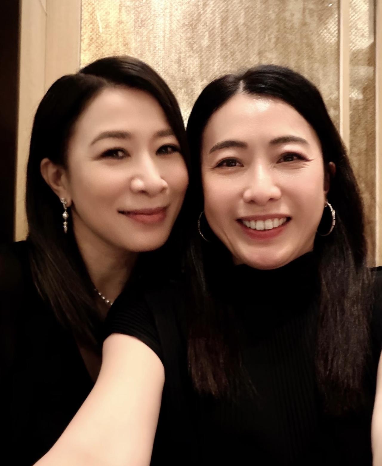 难得见到甘比如此放松的一面，和佘诗曼等人聚餐喝的脸通红，现场曝光大家都很开心，还