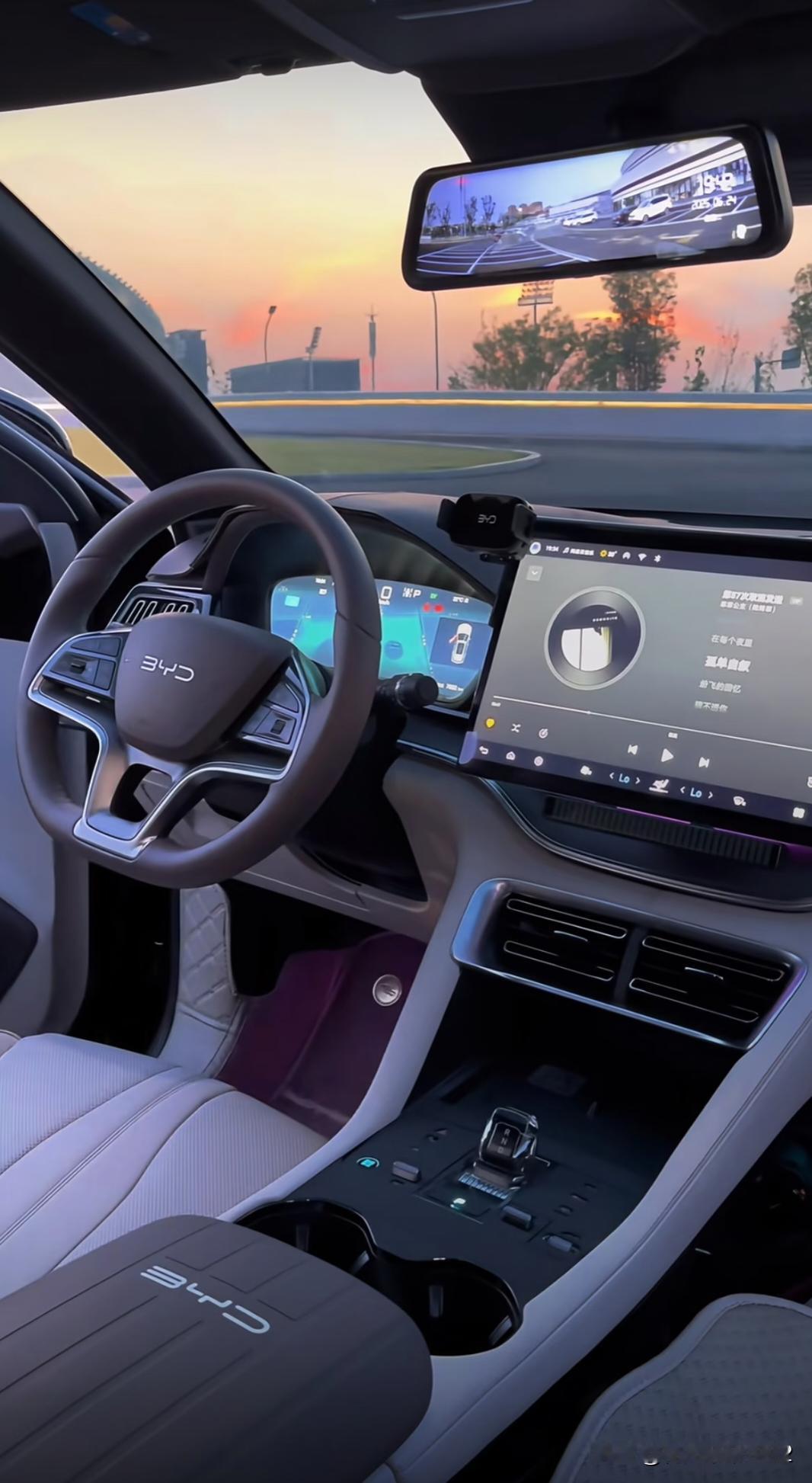 小侄女才毕业上班，以前要求很高，要20万有颜值的电车，自己才出1/3车钱，后来我