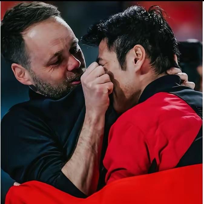 一个荷兰教练，把一个差点跌入深渊的中国天才，硬生生拽回了世界之巅。谁能想到