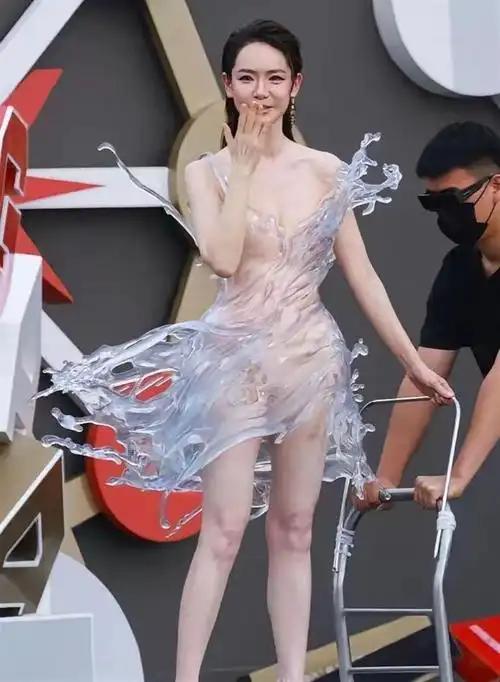 “这和裸奔有什么区别？”戚薇身着一件3D打印水花裙亮相武汉，全身透明、内嵌金属骨