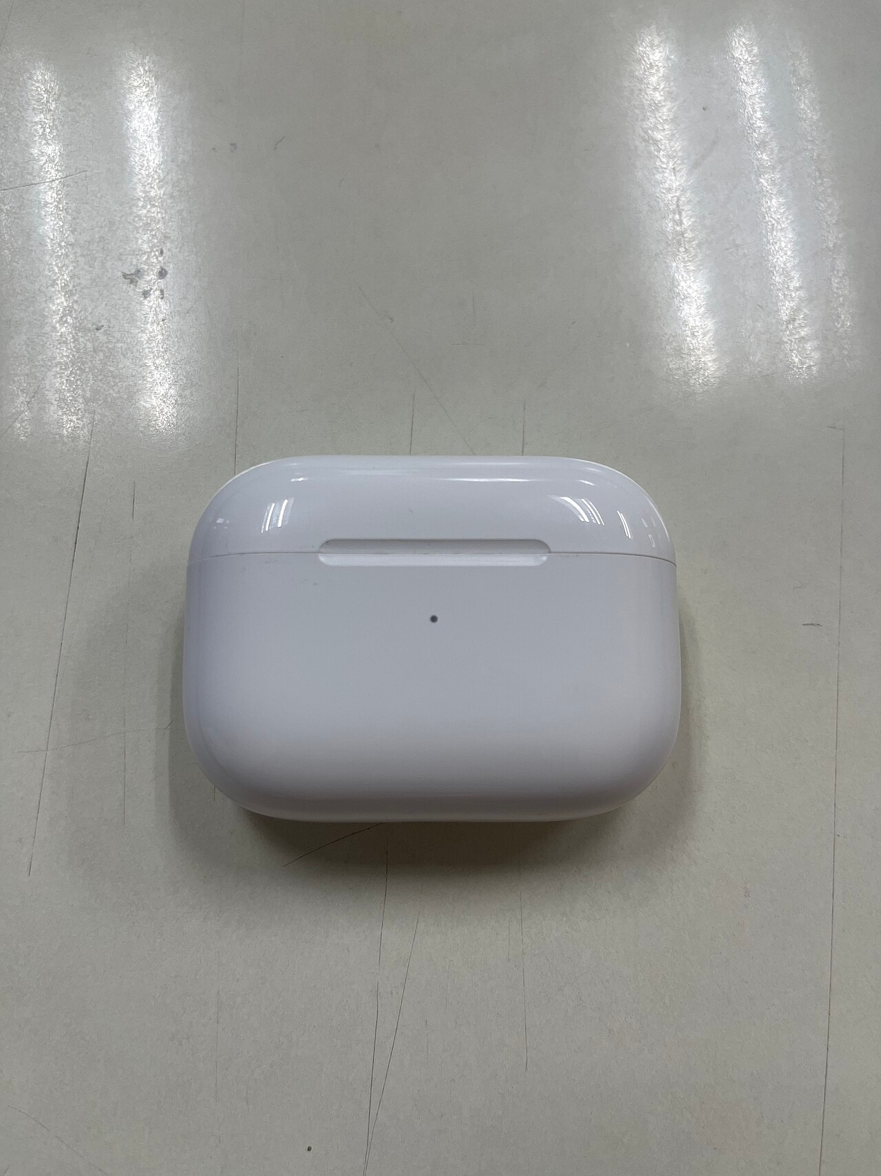刷到个离谱的：苹果在系统固件里藏了带摄像头的AirPods，代号B790，据