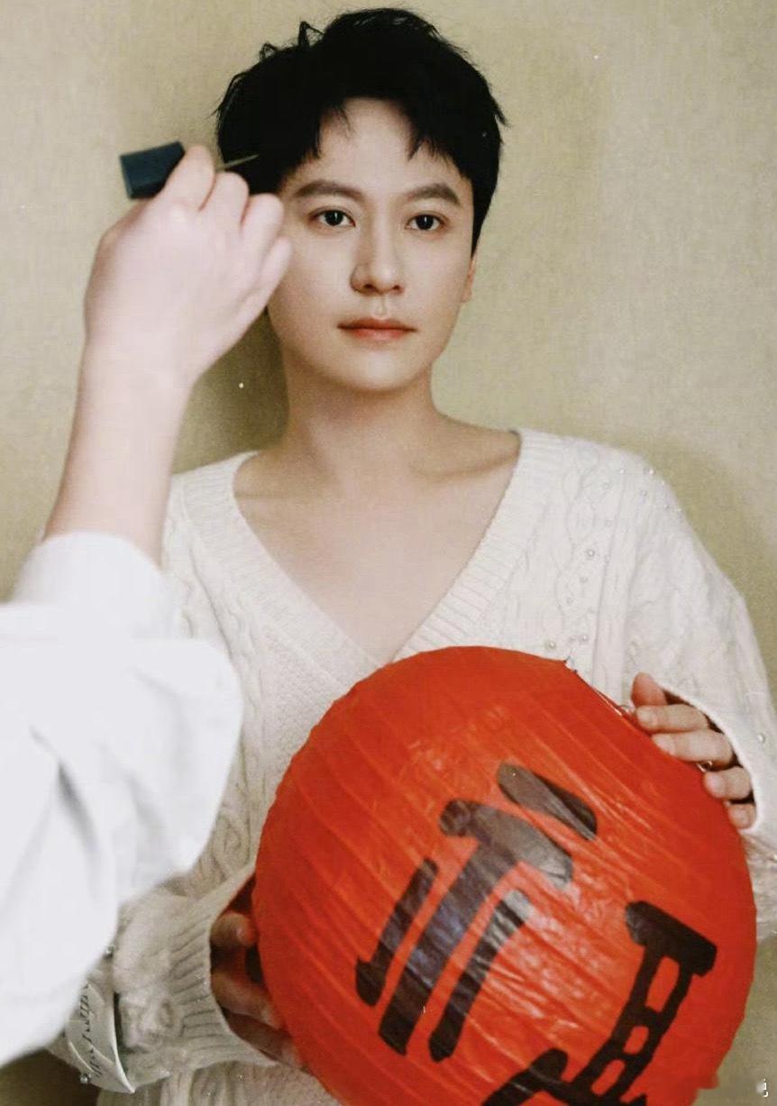1.黄晓明和杨颖在带孩子方面都很双标，自己可以利用孩子造热度立人设，对方就不行。