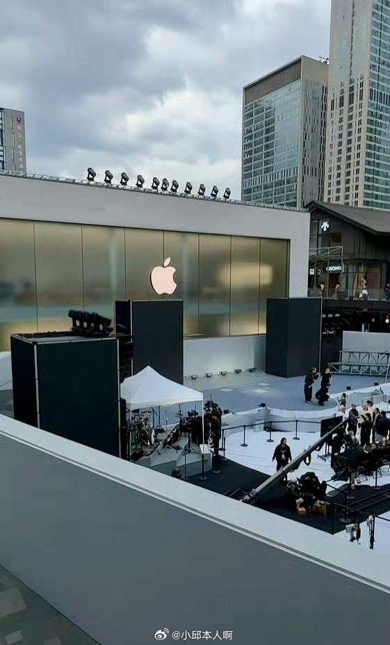 成都太古里AppleStore彩排曝光苹果50周年庆典的第二站，今天（3月18日