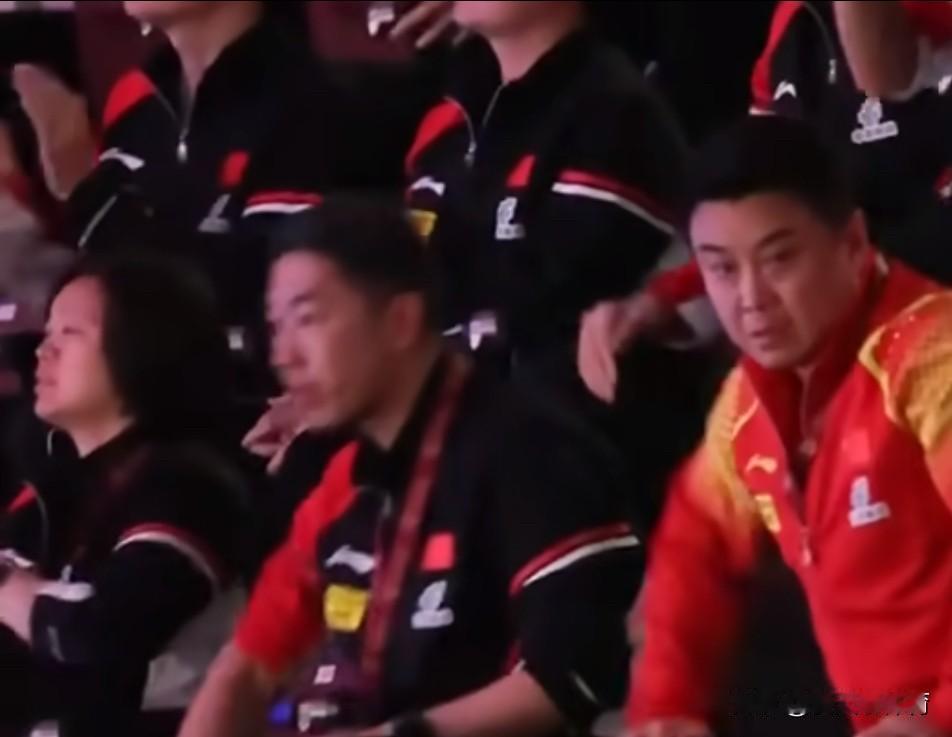 王皓教练哭了！梁靖崑把比分追成3-3平后，看台上的教练和队员们都在激动欢呼，只有