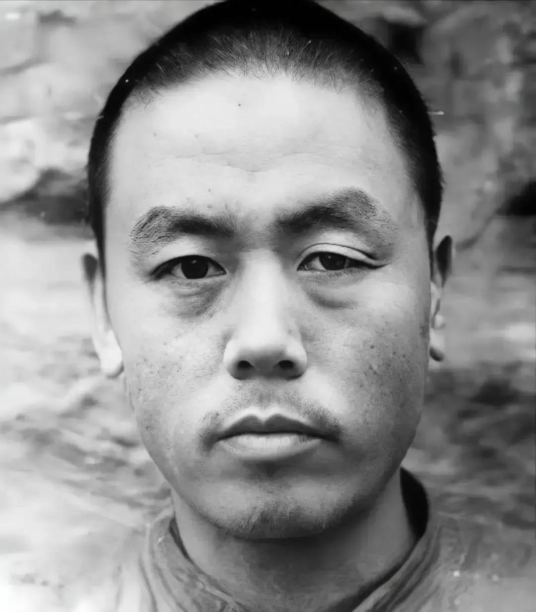 1955年，农民杨大发和妻子吵架，争吵中，妻子突然大喊："你再说，我把你的黑历史