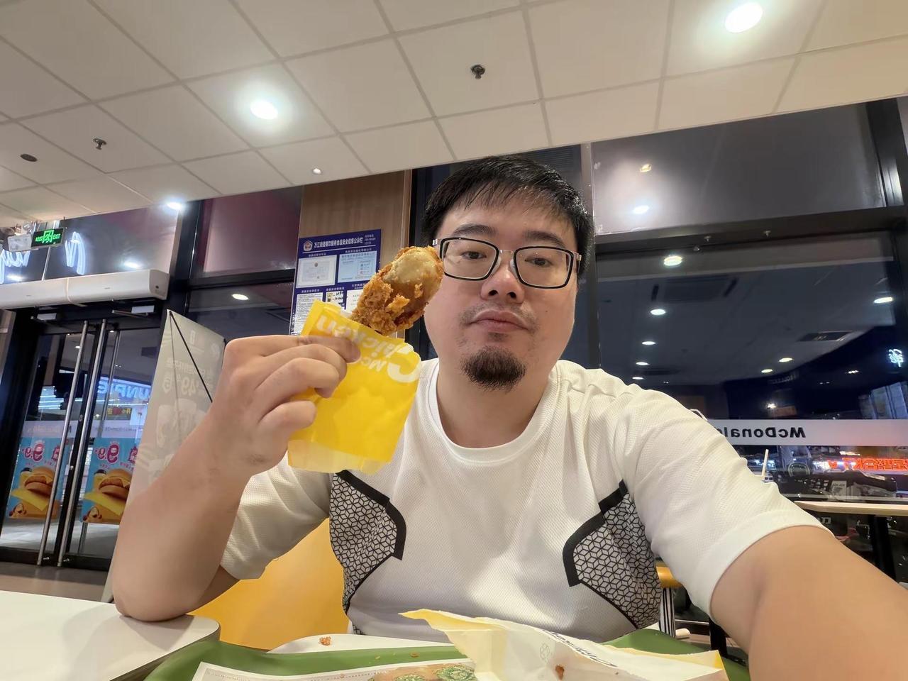 吃麦当劳大鸡腿妥叔麦当劳