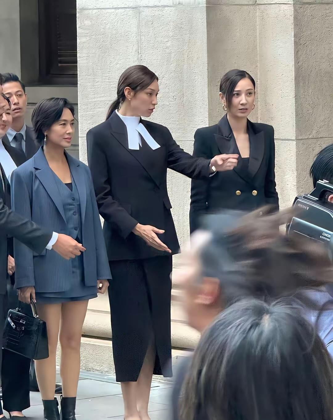 个矮真是硬伤，即使美如朱茵，放在大高个堆里，也是这么的不起眼！