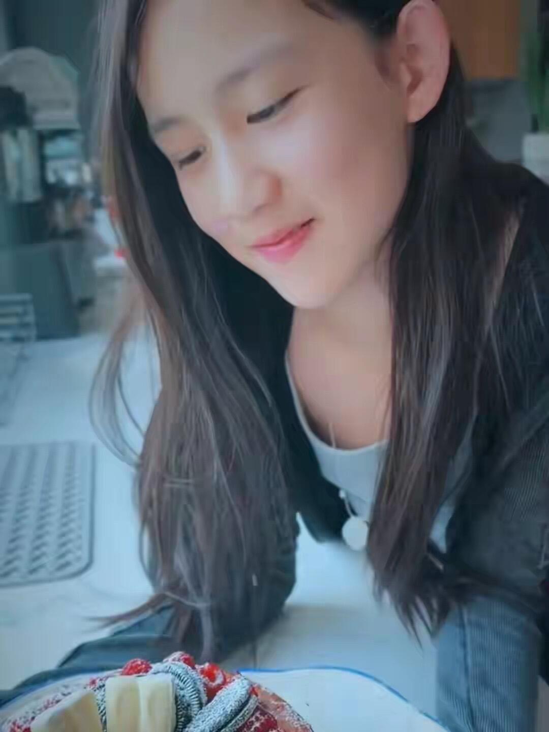 孙莉黄磊女儿多妹这么大了一家子高颜值如今多妹悄悄长大身形出众，眉眼神态还和黄磊