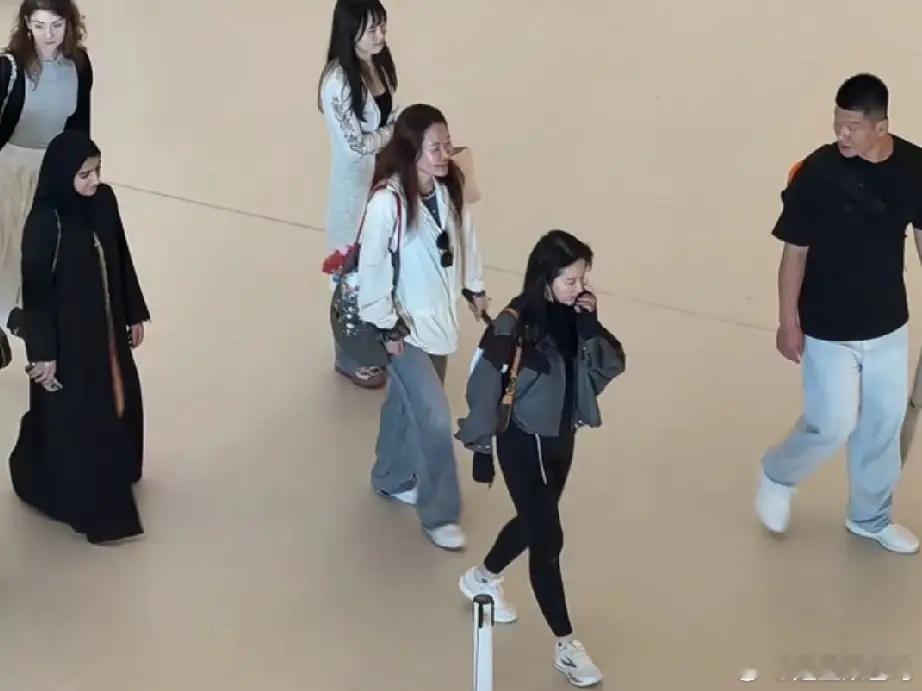 有网友在阿布扎比偶遇刘亦菲，瘦了好多，她真的是，一出场就有万众瞩目的感觉！