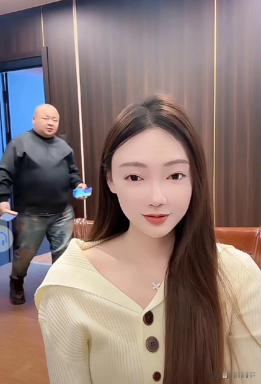 佳希与老狗起争执吵嚷回杭州。佳希与老狗吵架吵嚷着回杭州，老狗