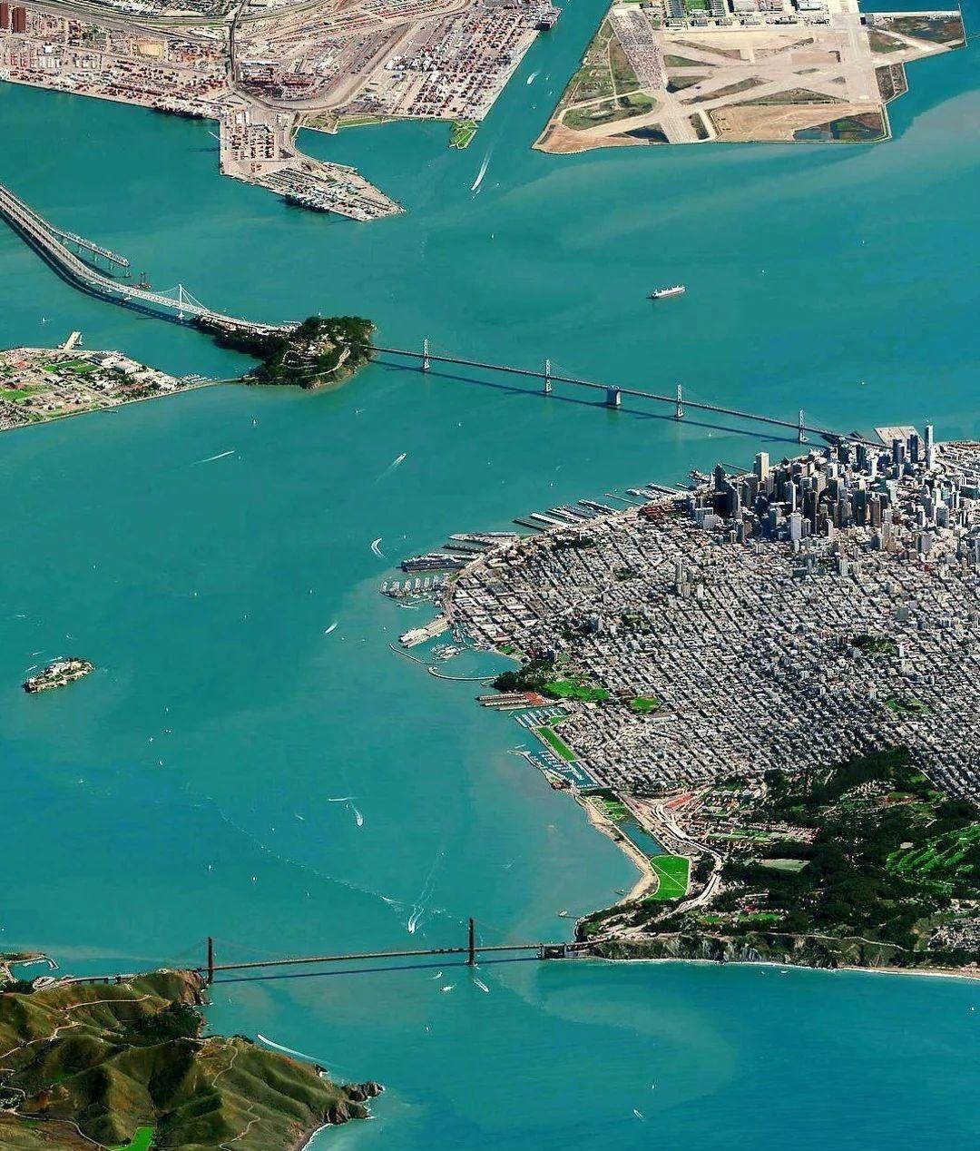 旧金山湾区的一部分：包括金门大桥、湾区大桥、旧金山市区和奥克兰港区。奥克兰是整个