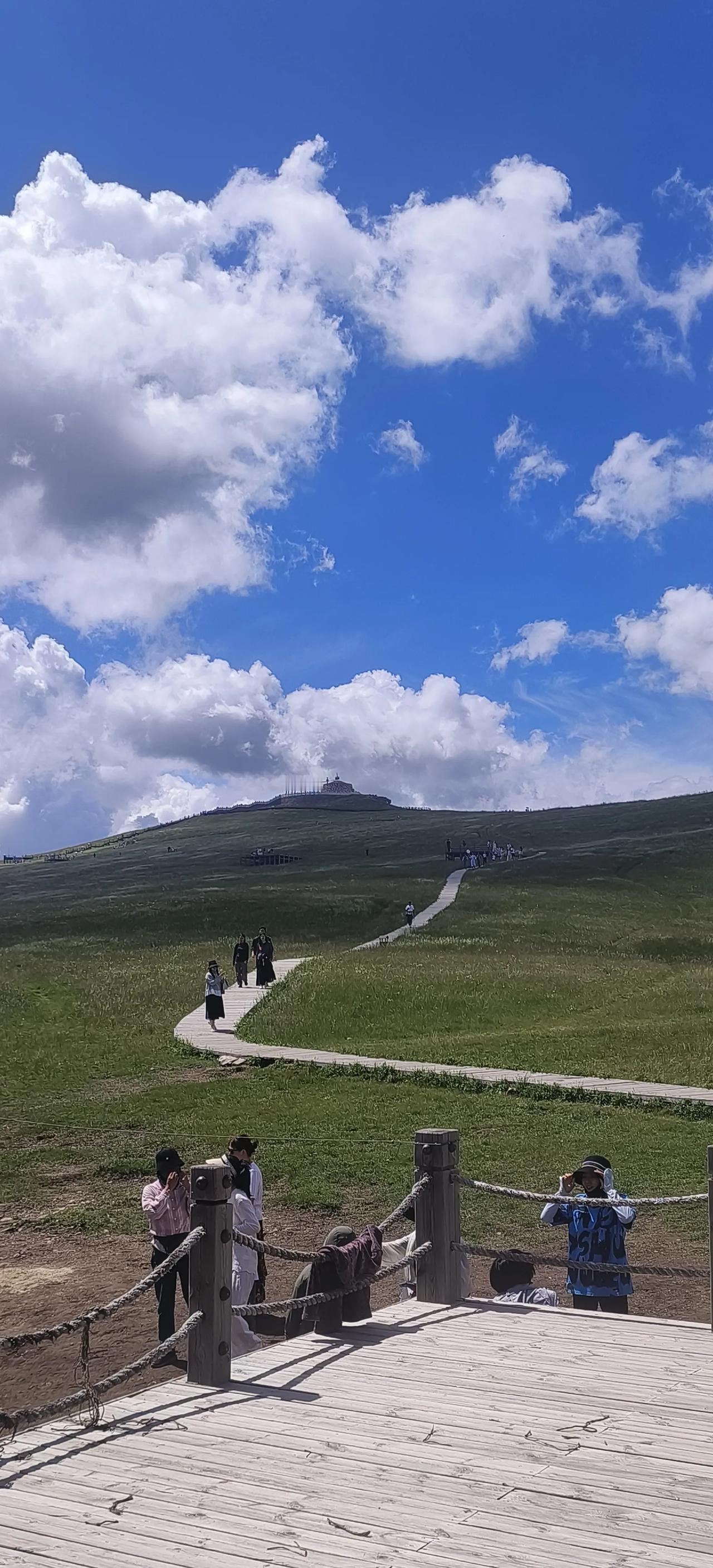 用一张图表示好看的云内蒙古青坤山景区，蓝天白云，景色迷人，敖包壮美，绿草青青，小