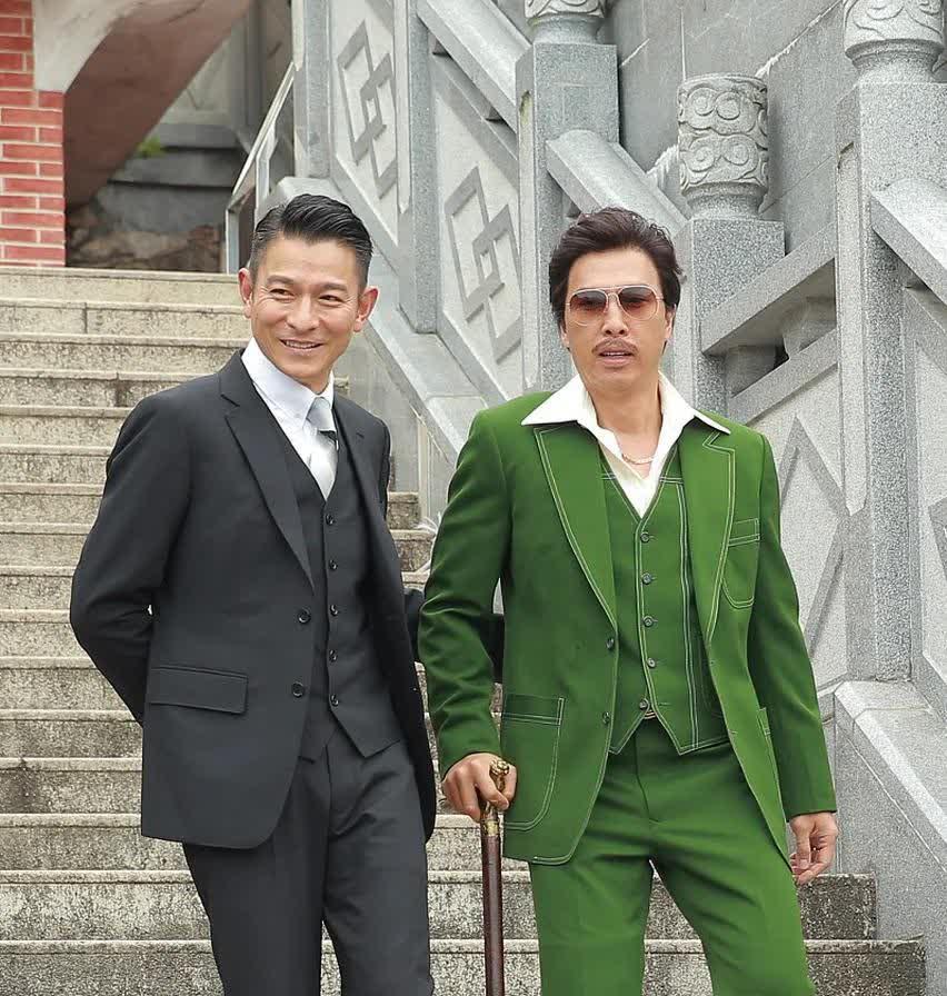 这应该是刘德华少有的气场输给甄子丹的画面，不得不说，丹哥这一身深绿西装配墨镜再拄