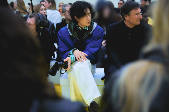 王一博大秀内场生图状态王一博巴黎时装周内场看秀镜头王一博大秀内场生图状态绝了！王