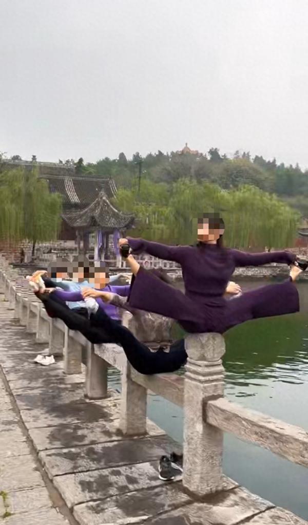 4月10日一早，一段变体的“瑜伽船式”视频在网络上引发热议。视频中，五位女子坐在