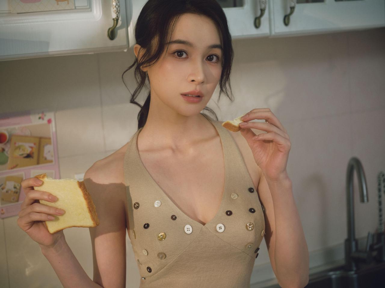 隆妮，最新写真。骨架宽，穿衣服一定好看！
