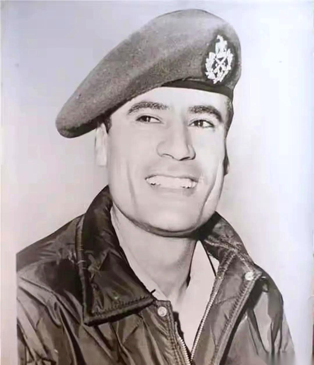 我跟你讲，今天刷到一组照片，给我看愣了。卡扎菲。年轻时候，真的，帅得跟个电影