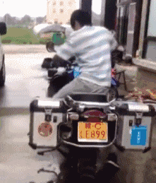 爆笑GIF: 虽然你违规停车了, 但是我没有违规走路啊