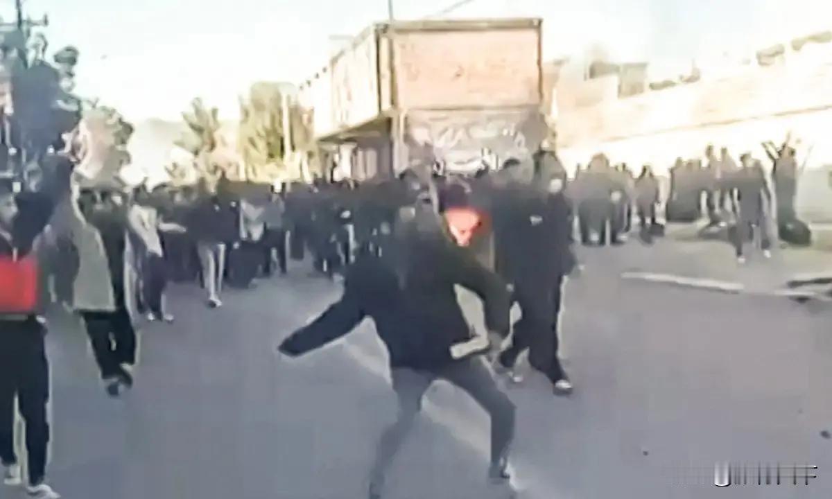 伊朗反独裁示威加剧多人丧生，特朗普放话：残酷镇压就出兵支持抗议者来源:凤凰飞