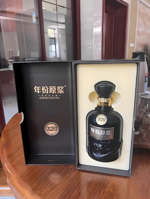 今天真想给自己来记耳光！昨晚工地上有人找我帮忙，提着一瓶古20，我一瞅，心想，这