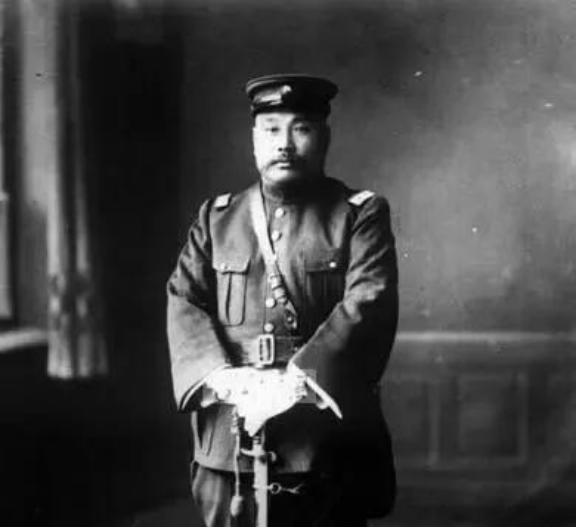 1932年4月，伪满在长春成立，热河的汤玉麟成了被拉拢的对象，许以高官，汤玉麟大