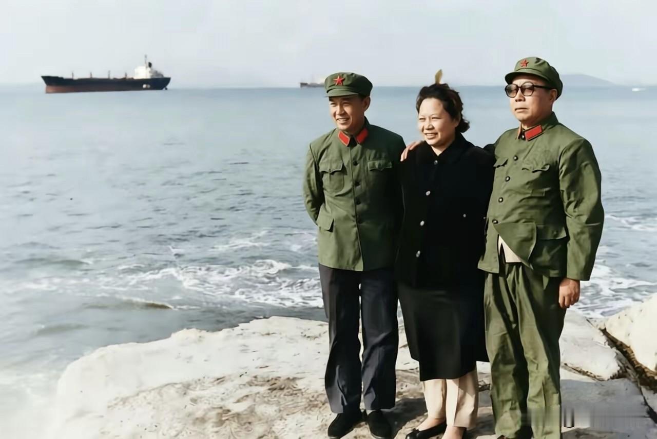 开国上将萧华携夫人王新兰和儿子萧云在海边留下了这张珍贵合影。1975年，开国上