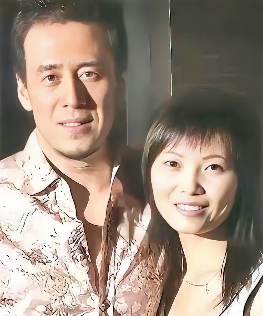51岁杨坤未婚原因曝光：落魄时与初恋遗憾分手，多年后女方病故，他念念不忘……