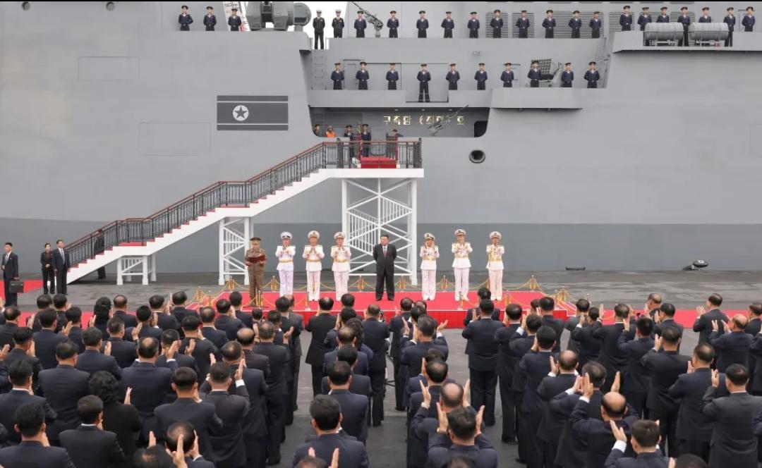 10月5日，“三将军”登上了朝鲜人民军海军的“崔贤”号驱逐舰，仔细查看了舰上的主