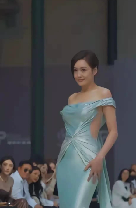 58岁的孟广美太让人惊艳了