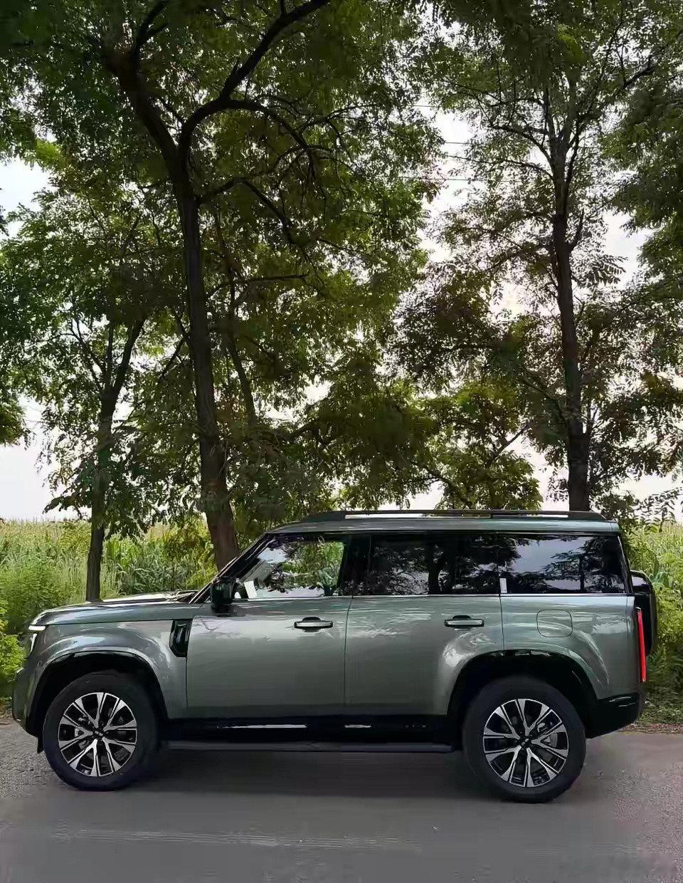 不是卫士，但比卫士更精致？偶遇路虎卫士新款，本以为方盒子都是粗犷硬派，结果它走的是精致科技风。#小菌