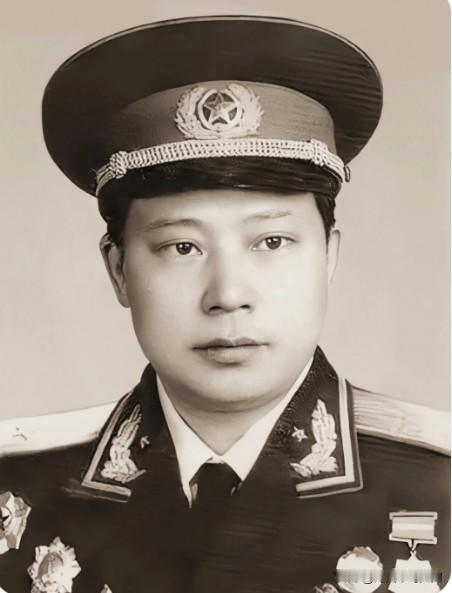 他是开国少将。13岁参加红军，30岁任重庆谈判代表团总务处主任，全程护卫毛泽东谈
