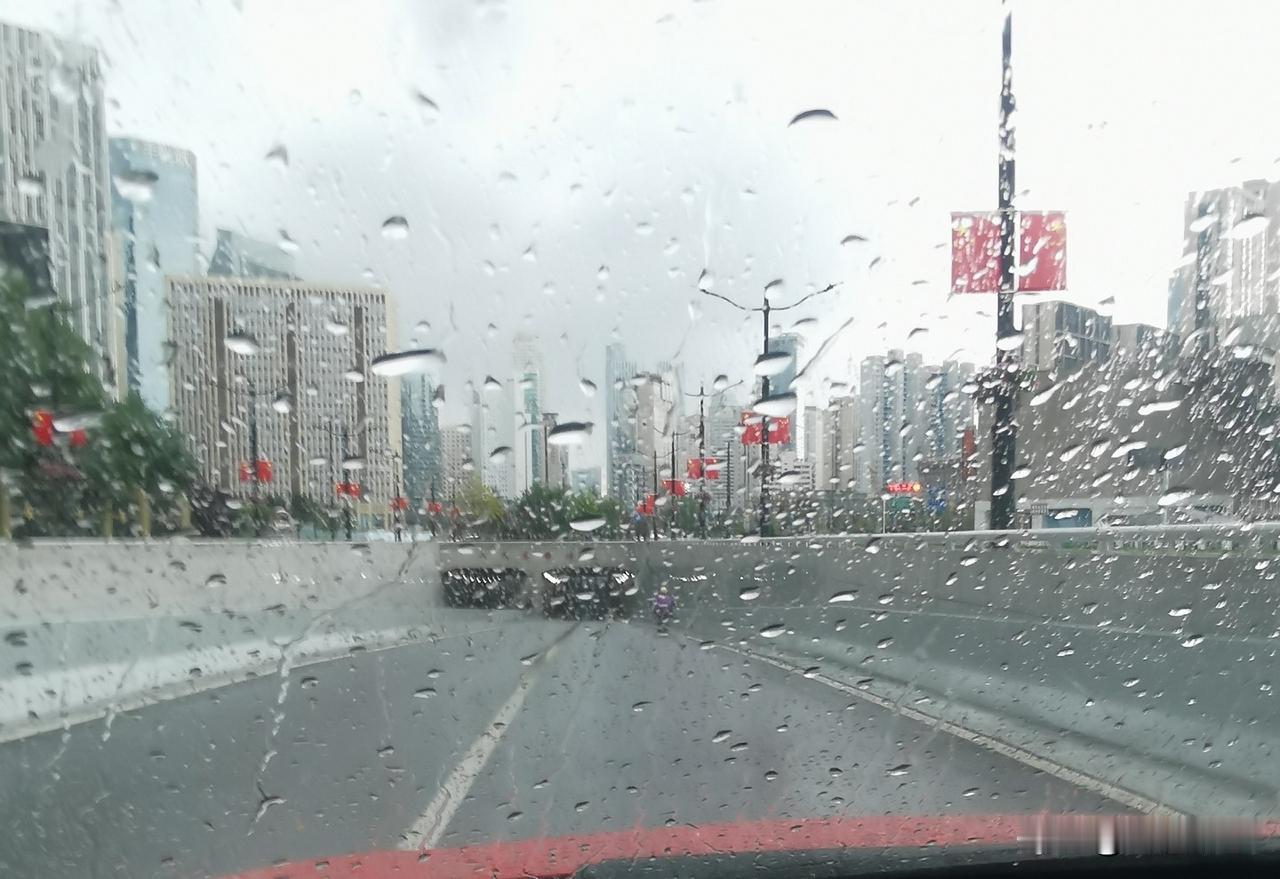 今天大连的雨太磨人了！今天早起就开始下雨，中午下下停停，我等着雨停了出去办事