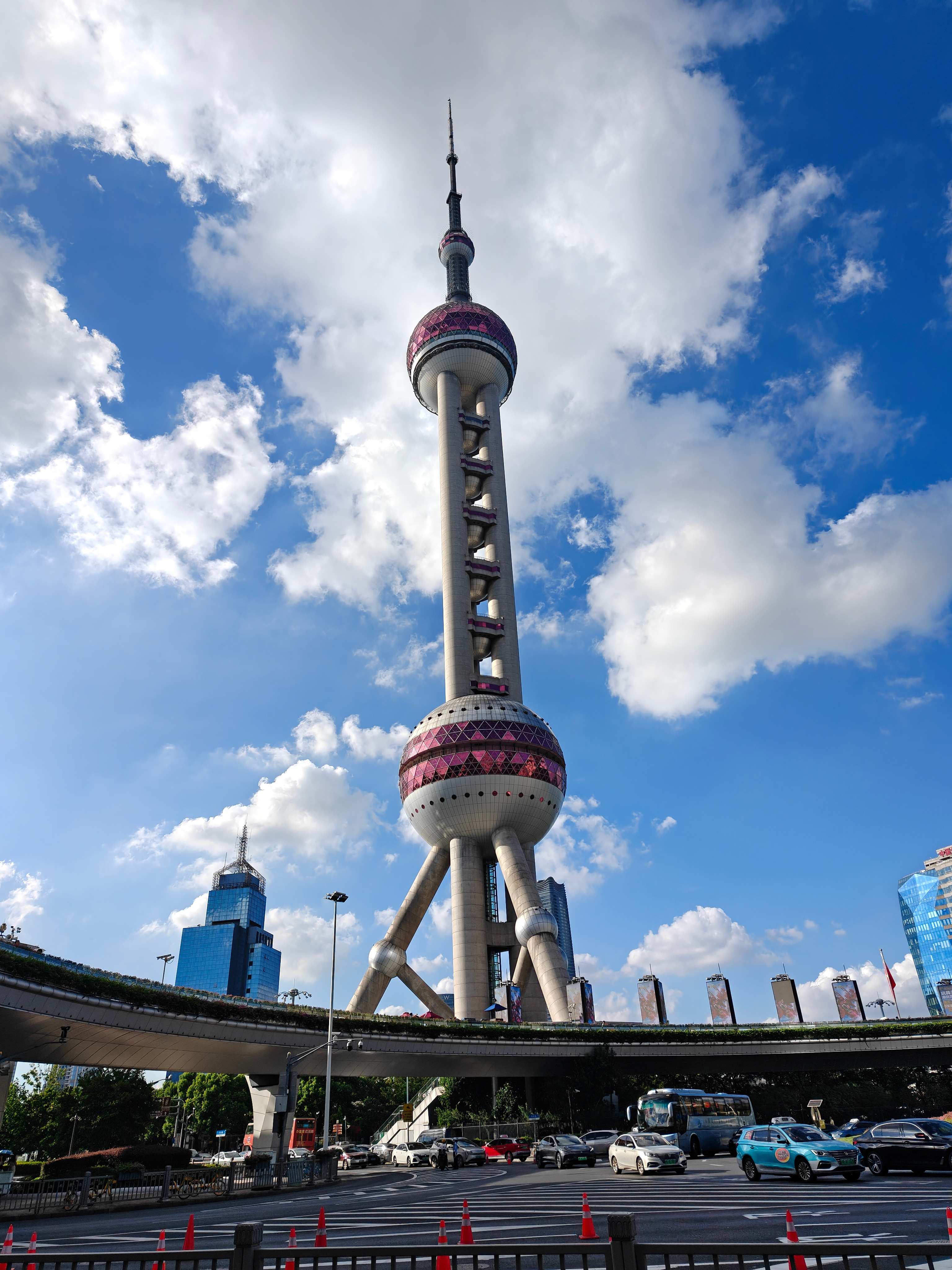 耐夕，酒店楼下隔壁就是这座塔，暂时还没有上去过，我第一次来上海，是2011年，站