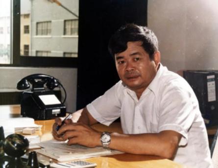 1965年，曹德旺的父亲因贩卖烟丝被有关部门抓住，而抓人的恰巧是曹德旺的小学同学