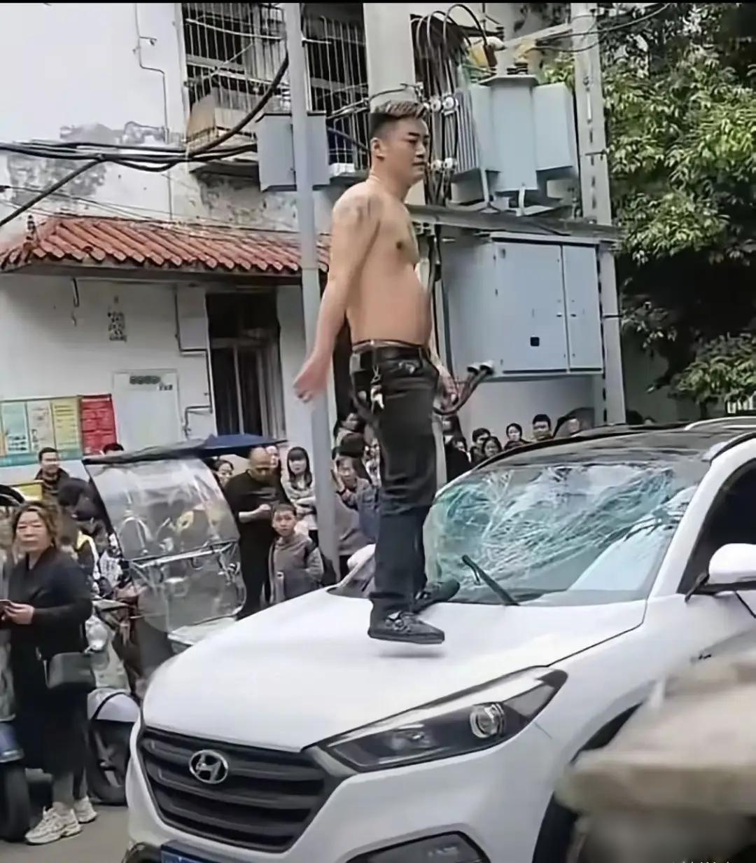 要是数一数在紧急情况下情绪管理最到位的人，四川阆中被砸小车的车主应该能算一个。