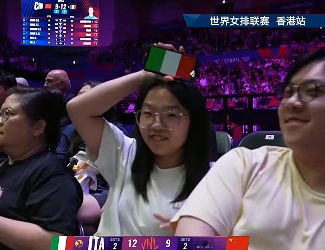 拍到疑似支持意大利女排的香港女球迷，尊重别人不一定获得尊重。没记错的话，近来好