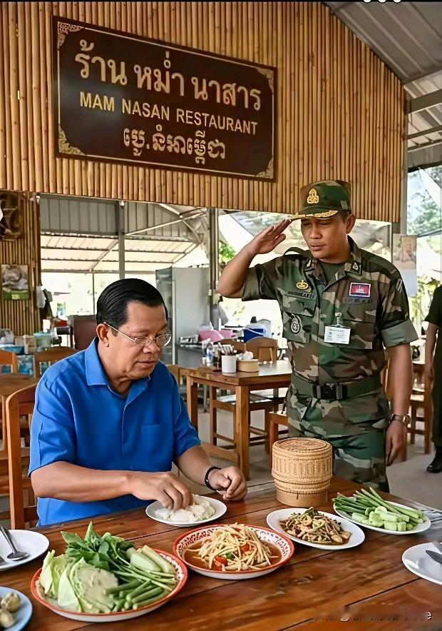 洪森为什么跟印度人一样用手抓饭吃？看来将军的伙食也不咋地，全部是素菜。
