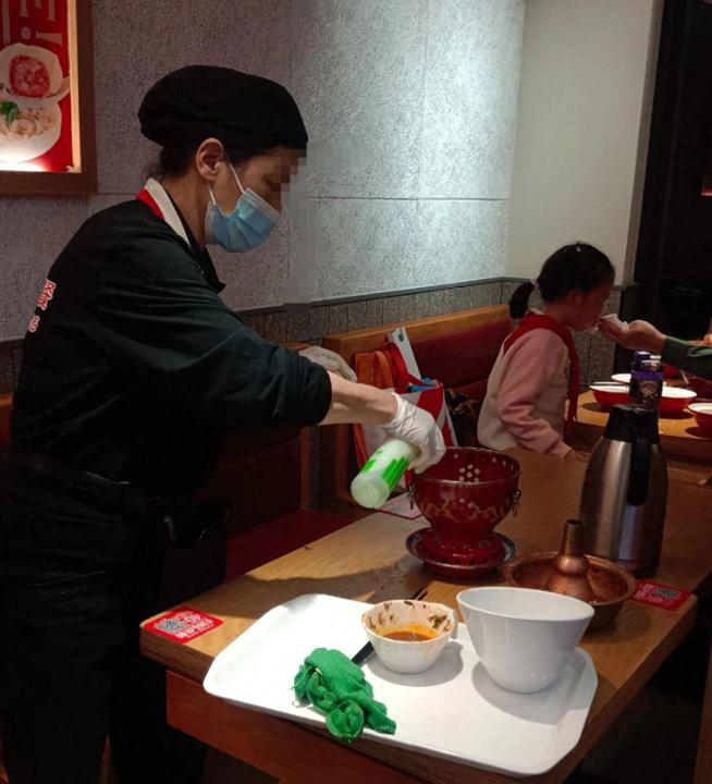 泪流满面！内蒙古，一家饭店老板娘刚把招聘启事贴出去，就有一个女人带着孩子进来，问