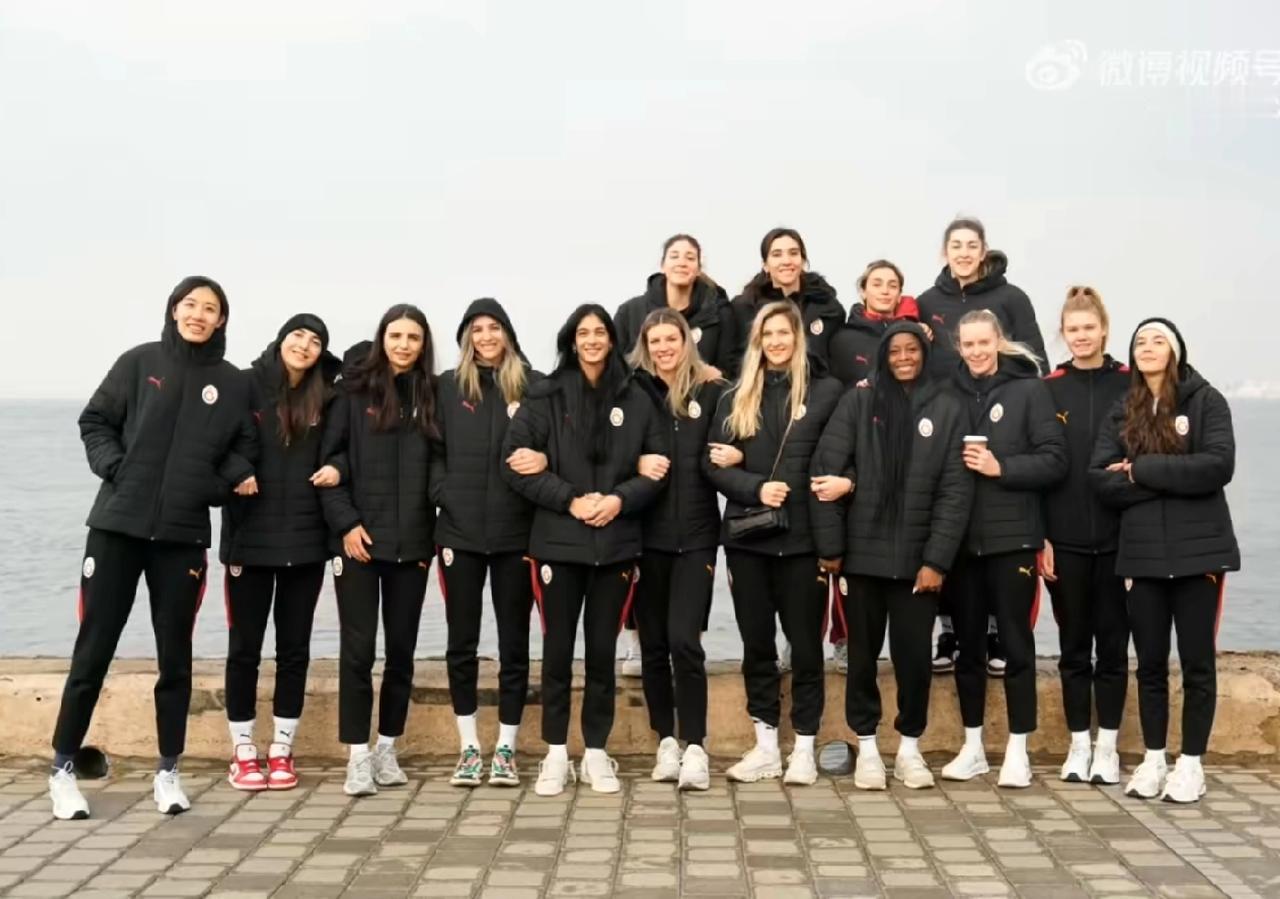 副攻王媛媛和队友在海边散步！副攻王媛媛和加拉塔萨雷女排的队友们，在主教练和助理教