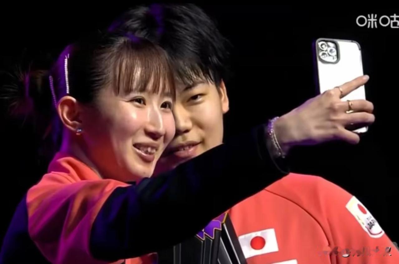 看着早田希娜和松岛辉空快乐拍照，张本美和应该哭了吧！这两人她都得罪了！松岛