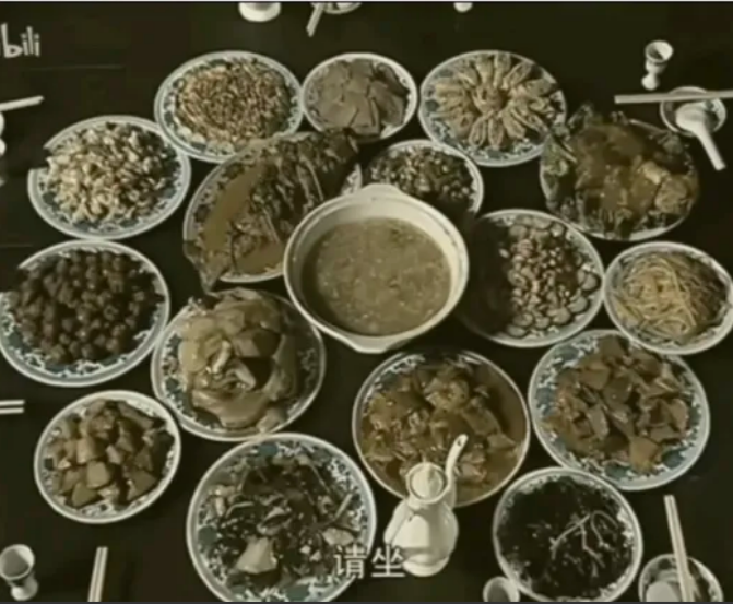 看《亮剑》这段看馋了！楚云飞请李云龙吃饭，一桌子摆了17个菜，荤的素的都有。那时