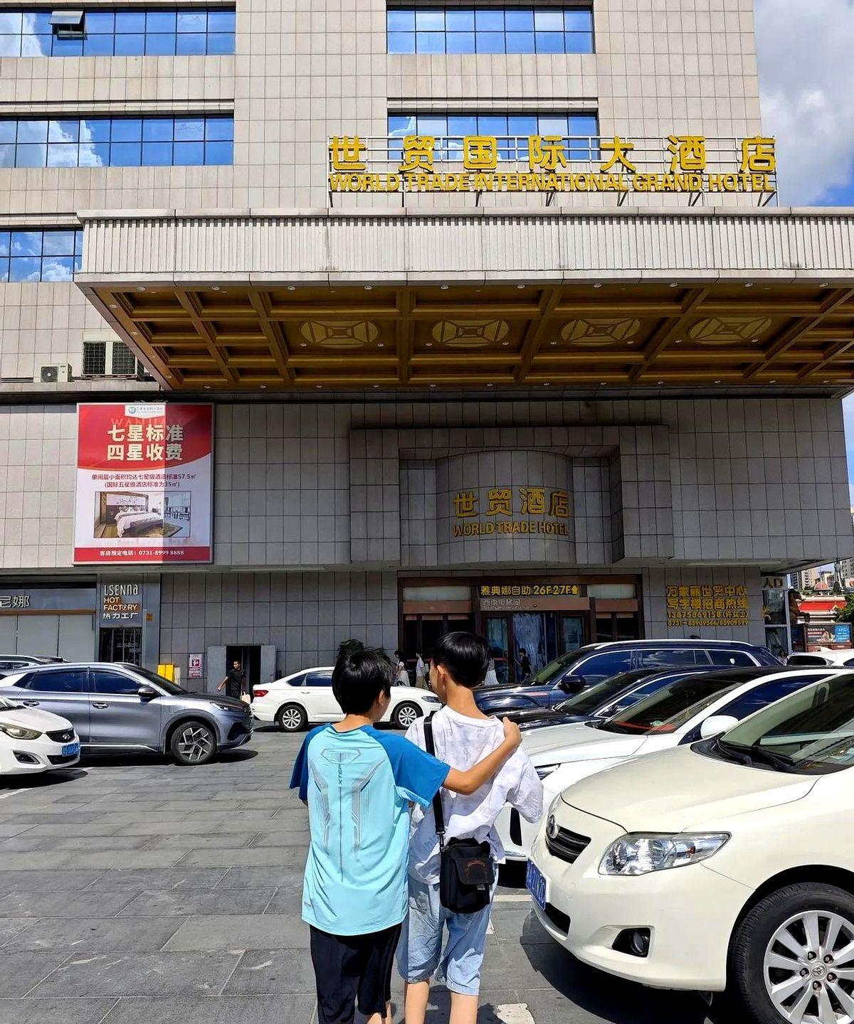 小升初暑假卷疯了！2025年暑期，家长焦虑孩子落后，提前学初中课成了必备。费