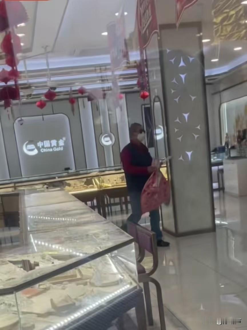 哈哈哈，这位大哥，你是来搞笑的吗？26日，上海浦东新区一黄金店内，一位37岁的大