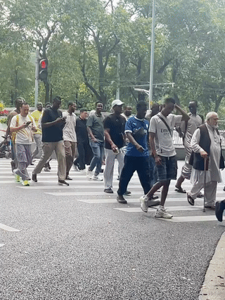 广州真不愧为中国南方著名的国际化大都市。街头到处都可以见到外国人？不过这里的