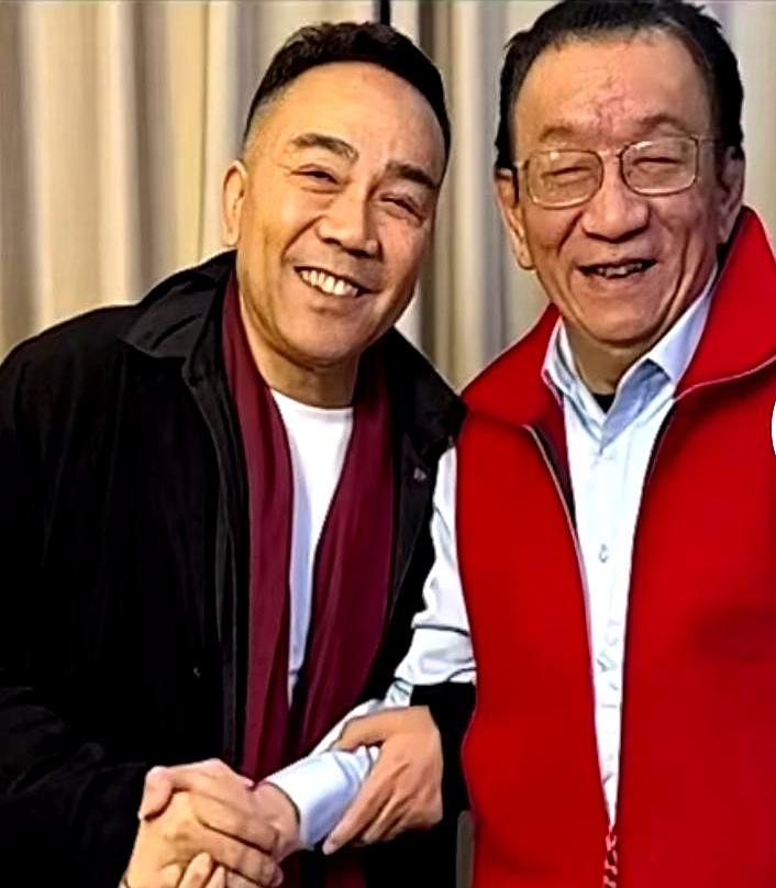 直播镜头突然抖了。侯耀华红着眼眶往前凑，喉结上下滚了三遍才挤出声音：“杨议，听