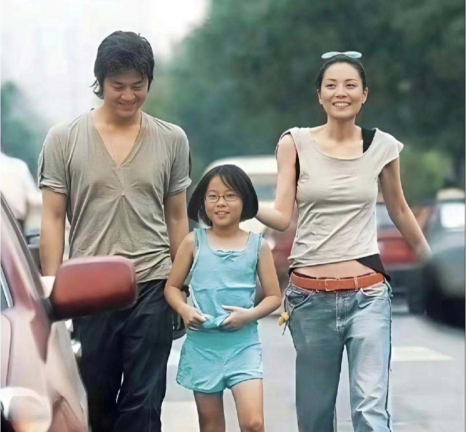 明星就是明星。本想如路人一样的简单出行，却被拍成一家三口来炸街。王菲、李亚鹏